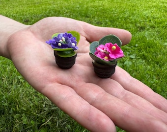 Miniature Potted Violets – Realistic Flowers for Dollhouse Decor and Interior Scenes