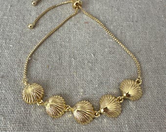 Scallop Linked Adjustable Charm Bracelet | 18k Gold Plated | Sliding Bolo Clasp | B0527