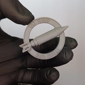 Archivo STL de llavero Rocket Rust: Eat Sleep Raid Repeat | Modelo de jugador 3D para imprimir