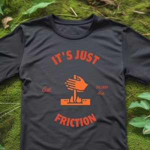ハンドドリル「It's Just Friction」ユニセックスTシャツ、オリジナルフリクションファイヤーデザインTシャツ、ブッシュクラフトネイチャーコネクションプリミティブスキルTシャツ、