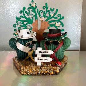 Personajes de cactus, escenas en miniatura, gente positiva, niño feliz cumpleañero, cantante. Envío incluido. Envuelto para regalo en una caja de celofán transparente.