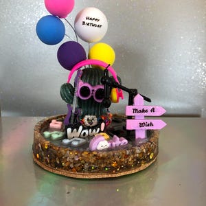 Lindos personajes de cómic, escenas en miniatura, gente positiva, feliz cumpleaños, niña. Envío incluido. Envuelto para regalo en una caja de celofán transparente.