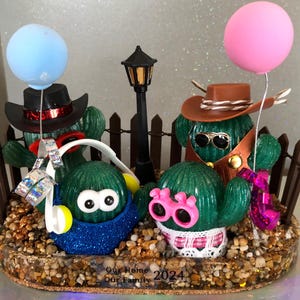 Personajes de cactus, escenas en miniatura, personas positivas, salida familiar. Envío incluido. Envuelto para regalo en una caja de celofán transparente.