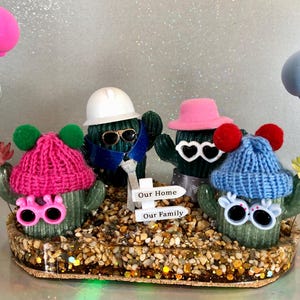 Personajes de cactus, escenas en miniatura, gente positiva, la pareja más genial del equipo “A”. Envío incluido. Envuelto para regalo en una caja de celofán transparente.