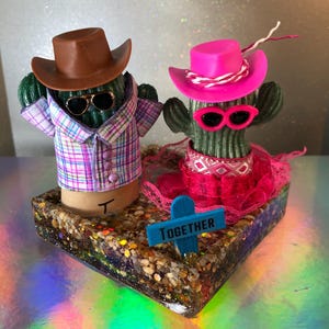 Personajes de cactus, escenas en miniatura, personas positivas, pareja bailando, amigos. Envío incluido. Envuelto para regalo en una caja de celofán transparente.