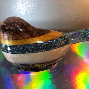 Lindo pássaro que abre para revelar doces. Deliciosamente decorado em várias cores, algumas muito brilhantes. Muito tátil. Postagem incluída