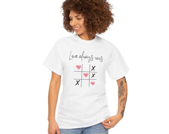 T-shirt simpatica e personalizzata L amore vince su tutto, adatta a tutte le taglie e fisicità.