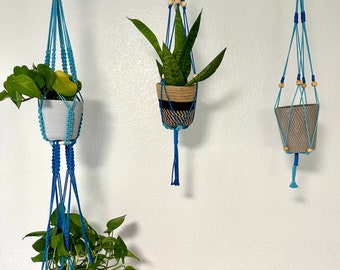 macrame 3 stuks plantenhanger, blauw (marineblauw en hemelsblauw) met houten kralen, woondecoratie. Een vleugje kleur voor uw planten.