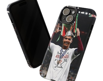 May include: A black phone case with a photo of a soccer player holding up a trophy. The player is wearing a white jersey with the text "#2021 #FORÇA #CAMPEÕES" on it. The case has a black background with white lights.