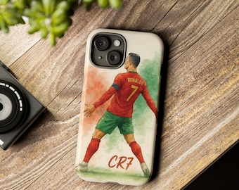 Könnte beinhalten: Eine weiße Handyhülle mit einer Aquarell-Illustration eines Fußballspielers in einem rot-grünen Trikot. Der Spieler trägt die Nummer 7 und der Text "RONALDO" und "CR7" ist sichtbar.