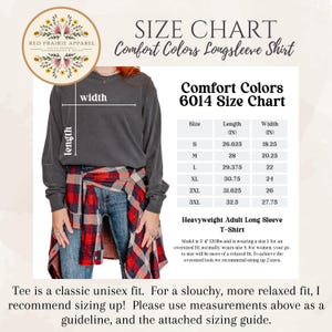 K&ouml;nnte beinhalten: Gr&ouml;&szlig;entabelle f&uuml;r ein Langarmshirt in Comfort Colors 6014. Die Tabelle zeigt die L&auml;nge und Breite in Zoll f&uuml;r die Gr&ouml;&szlig;en S bis 3XL. Das Model tr&auml;gt Gr&ouml;&szlig;e L f&uuml;r eine Oversize-Passform. Der Text lautet "Tee is a classic unisex fit. For a slouchy, more relaxed fit, I recommend sizing up! Please use measurements above as a guideline, and the attached sizing guide."