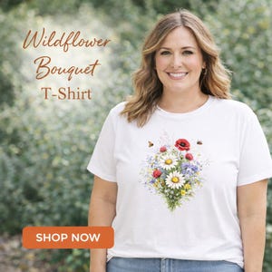 Peut inclure: T-shirt blanc avec un motif de bouquet de fleurs sauvages, comprenant des marguerites, des coquelicots rouges et des abeilles. Le t-shirt porte l'inscription "Wildflower Bouquet T-Shirt". Un bouton orange "SHOP NOW" est également visible.