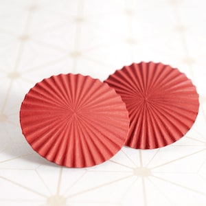 Roter Statement Ohrstecker: Handgemachte Mid-Century Messingohrringe