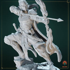 Puede incluir: Una figura en miniatura blanca y detallada de un arquero elfo, sosteniendo un arco y una flecha, con una capa fluida y una armadura intrincada. La figura está representada en una toma de acción dinámica, lista para disparar una flecha.