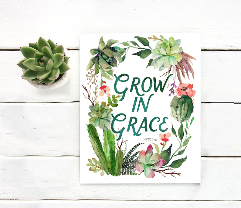 K&ouml;nnte beinhalten: Ein Aquarelldruck mit einem gr&uuml;nen Sukkulenten-Kranz, der den Text "GROW IN GRACE" umgibt, mit dem Bibelvers "2 PETRUS 3:18" darunter.