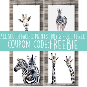 K&ouml;nnte beinhalten: Vier druckbare Bilder von einem Zebra und einer Giraffe. Die Bilder sind mit einem Holzmaserungshintergrund gerahmt. Der Text "ALL SOUTH PACIFIC PRINTS | BUY 2 - GET 1 FREE COUPON CODE: FREEBIE" wird oben im Bild angezeigt. Der Text "www.etsy.com/nz/shop/SouthPacific" wird unten im Bild angezeigt.
