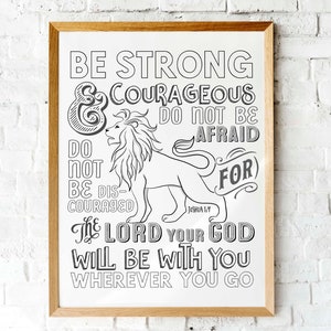 Puede incluir: Arte de pared imprimible en blanco y negro con un león y el texto "Sé fuerte y valiente No tengas miedo Porque el Señor, tu Dios, estará contigo dondequiera que vayas" y la referencia bíblica "Josué 1:9".