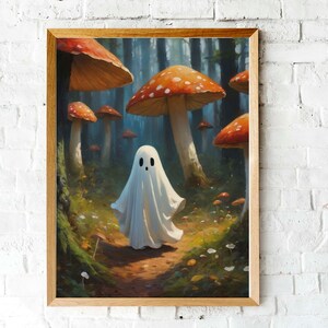 Può includere: Stampa artistica incorniciata raffigurante un fantasma amichevole in una foresta. Il fantasma, avvolto in un lenzuolo bianco, cammina lungo un sentiero circondato da grandi funghi con cappelli rossi e bianchi maculati. Lo sfondo è una foresta lussureggiante.