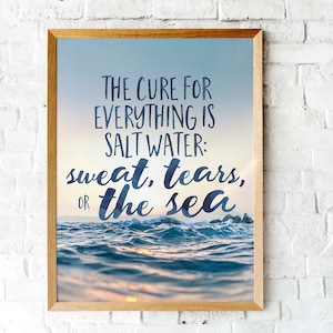 Może przedstawiać: Wydruk w ramie przedstawiający błękitny i biały ocean z tekstem "THE CURE FOR EVERYTHING IS SALT WATER: sweat, tears, or the sea".