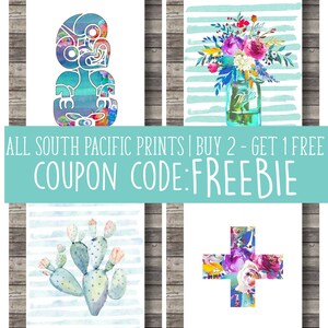 K&ouml;nnte beinhalten: Vier Aquarelldrucke mit einem Tiki, einem Blumenarrangement in einem Einmachglas, einem Kaktus und einem Blumenkreuz. Die Drucke sind alle auf wei&szlig;em Hintergrund mit blauen und wei&szlig;en Streifen. Der Text "ALL SOUTH PACIFIC PRINTS | BUY 2 - GET 1 FREE COUPON CODE: FREEBIE" befindet sich oben im Bild.