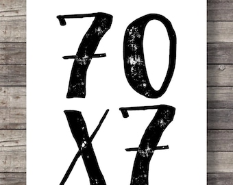 Puede incluir: Impresión gráfica en blanco y negro de los números 70 x 7. Los números están escritos en un estilo negrita y manuscrito.