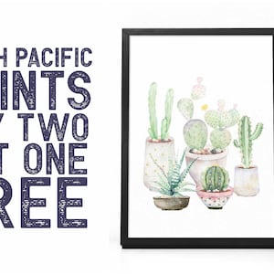 K&ouml;nnte beinhalten: Ein gerahmter Druck mit einer Aquarell-Illustration einer Sammlung von Topfkakteen und Sukkulenten in verschiedenen Gr&uuml;nt&ouml;nen. Der Druck ist von einem schwarzen Rahmen umgeben und der Text "SOUTH PACIFIC PRINTS BUY TWO GET ONE FREE" ist auf dem Bild sichtbar.