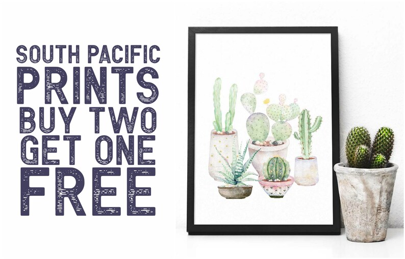 K&ouml;nnte beinhalten: Ein gerahmter Druck mit einer Aquarell-Illustration einer Sammlung von Topfkakteen und Sukkulenten in verschiedenen Gr&uuml;nt&ouml;nen. Der Druck ist von einem schwarzen Rahmen umgeben und der Text "SOUTH PACIFIC PRINTS BUY TWO GET ONE FREE" ist auf dem Bild sichtbar.