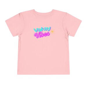 vakay vibes tee, grafisch t-shirt, op maat, ontwerp, peuter, kinderen, jongens en meisjes, retro, tijdperk, zomer afbeelding 1