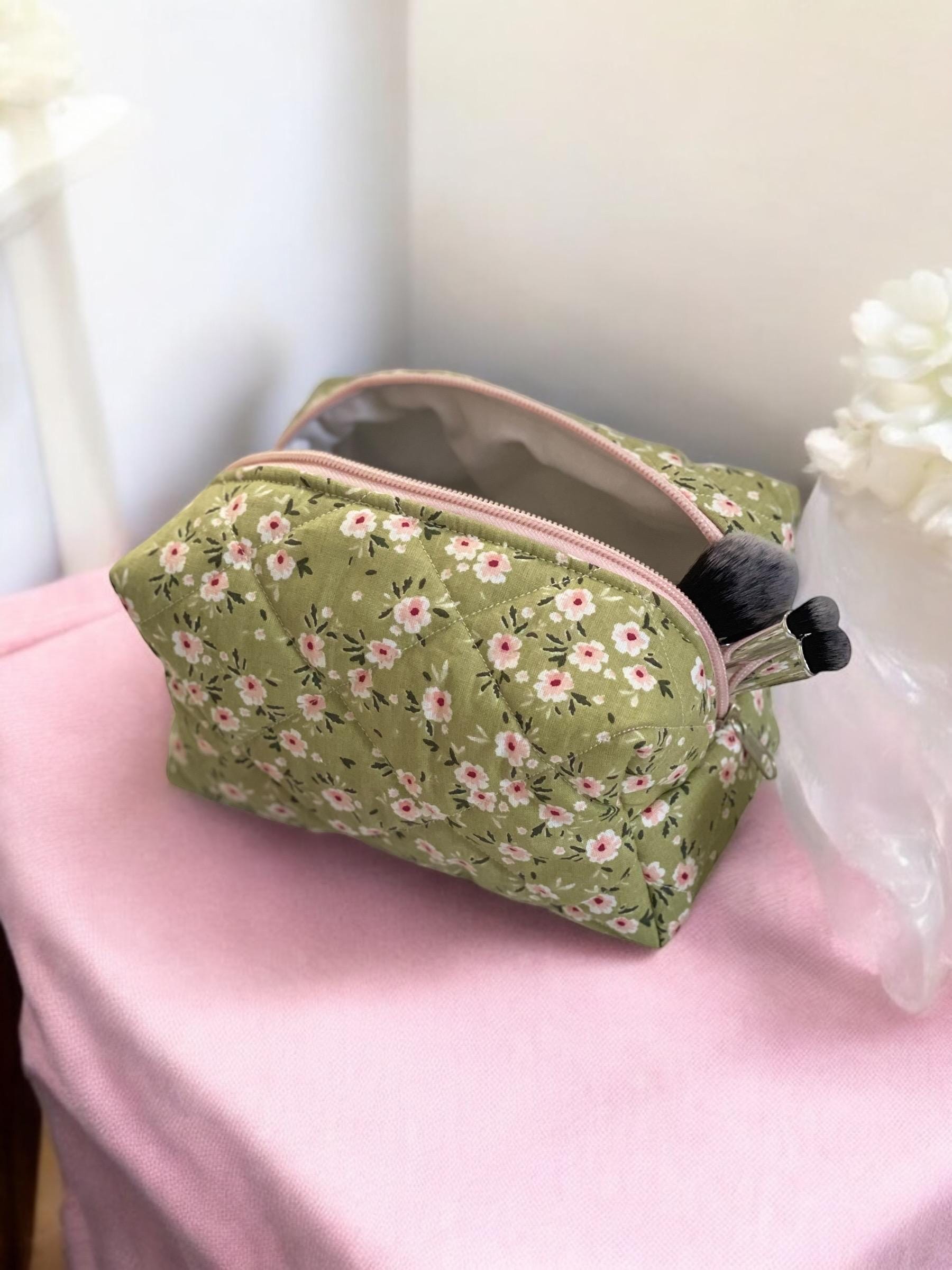 Floral Quilted Cosmetic Bag in Green – Elegant Makeup Organizer with Pink Zipper