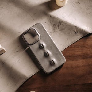 Custodia originale per telefono con occhi realizzata a mano per iPhone 16promax, adatta alla maggior parte dei modelli, custodia protettiva retrò in pelle invecchiata.