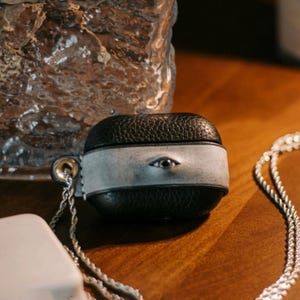 Custodia protettiva per auricolari in vera pelle, realizzata a mano e con cancellazione attiva del rumore, stile vintage, con cordino per Apple.