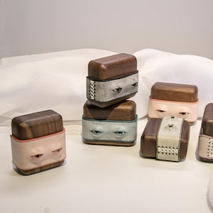 Custodia protettiva in vera pelle realizzata a mano Evil Eye, adatta per le cuffie Apple AirPods Pro4, creative e personalizzate con cancellazione del rumore FreeBuds.