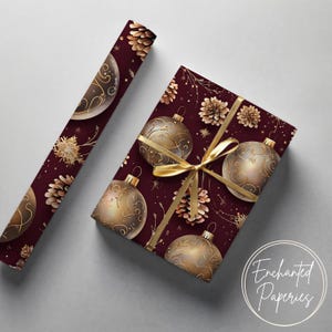 Geschenkpapier mit burgunderroten und goldenen Weihnachtsornamenten – umweltfreundliches Geschenkpapier, verschiedene Größen