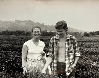 Sovjet romantisch stel foto jaren 80 | USSR Young Love Outdoor Field Snapshot | Koude Oorlog gevonden foto zwart-wit | Vintage foto