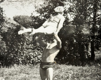 Fotografía vintage de los años 60 / Pareja de acróbatas soviéticos en traje de baño posando en un jardín / Instantánea deportiva al aire libre / Fotografía real de la URSS