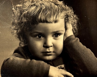 Foto vintage de niña con cabello rizado / Tono sepia / Imagen de una niña dulce / Fotografía original / Retrato de los años 60 / Adorable