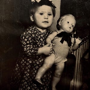 1950年代の少女の子供、大きな人形の写真、子供のおもちゃの写真 