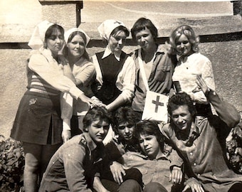 Vintage 1970s Photo – Red Cross Nurse Hats & Friends, Retro Black and White Group, Original Photography