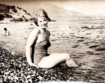 Foto vintage della spiaggia anni '60 / Giovane donna sovietica in costume da bagno, Mar Nero, Montagne / Istantanea di Pebble Beach / Foto reale dell'URSS
