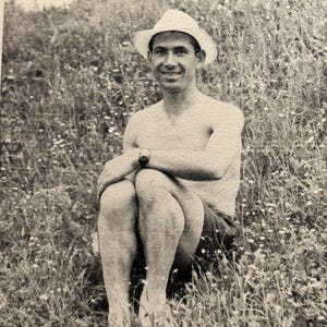 Foto de playa vintage de los años 50. Hombre guapo, musculoso, sin camisa. Instantánea. Historia. Foto real.