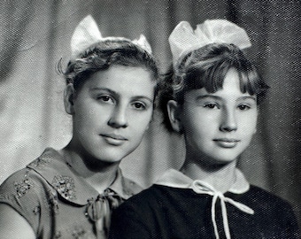 Ritratto in studio di studentesse sovietiche degli anni '60 con fiocchi bianchi tra i capelli / Foto vintage con bordi sfrangiati