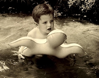 Tortue gonflable Boy Floating Lake vintage des années 1970 | Instant d'été heureux d'enfance | Photo originale en noir et blanc | Photo trouvée