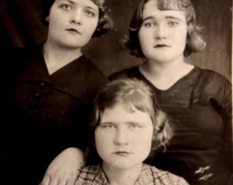 Czarno-białe zdjęcie dziewcząt z lat 40. XX wieku w monochromatycznym portrecie artystycznym