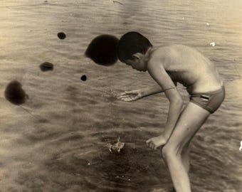 1979年のヴィンテージ写真｜浅瀬のビーチで遊ぶソ連の少年｜夏の自然なスナップ写真｜ソ連の実際の写真