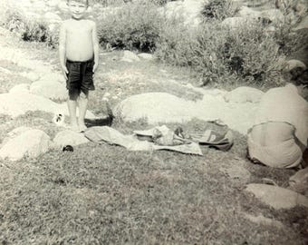 Vintage Foto 1950er Jahre | Russischer Junge mit nacktem Oberkörper Outdoor Felsige Landschaft | Sommer Schnappschuss Bogenkante | UDSSR Echt Photo