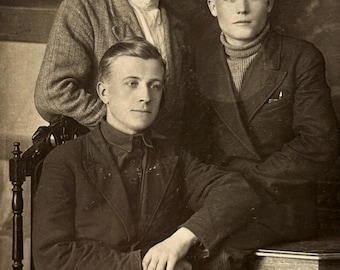Vintage Foto 1934 | Drei junge Männer Studio Portrait | Vorkrieg UdSSR Freundesgruppe | Echtes Foto