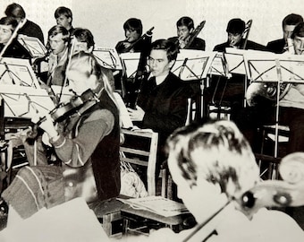 Ensayo de una orquesta estudiantil soviética de la década de 1970 / Instantánea de una actuación de música sinfónica de la URSS / Jóvenes músicos rusos / Fotografía de la época de la Guerra Fría