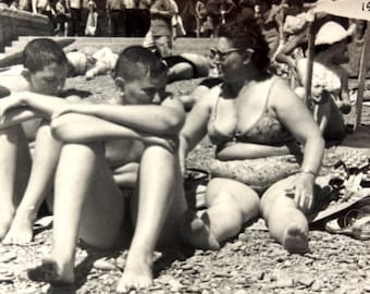 Vintage strandfoto 1961 | Sovjetmoeder met twee jongens op het strand | Foto van familie aan zee | Echte foto USSR