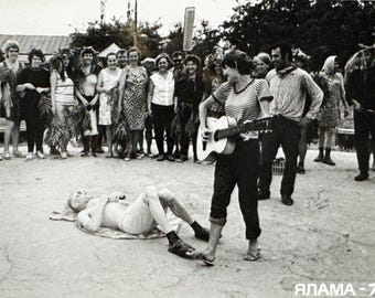 ソ連のホリデーキャンプパーティー写真 ヤラマ 1972年 | ギター奏者と野外フェスティバルの群衆 | ソ連の夏の娯楽のスナップショット | 発見された写真