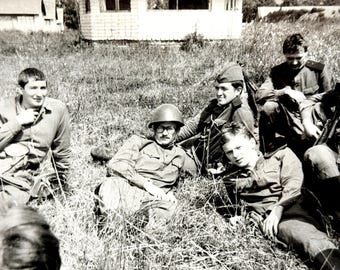 Fotografía antigua de los años 70 / Soldados soviéticos descansando en un ejercicio militar de campo / Instantánea espontánea del ejército / Fotografía real de la URSS